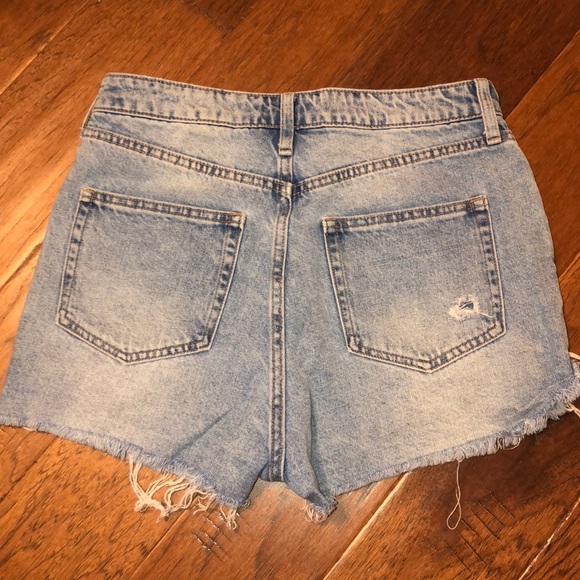 H&M High Waisted Ripped Shorts - Picture 3 of 4